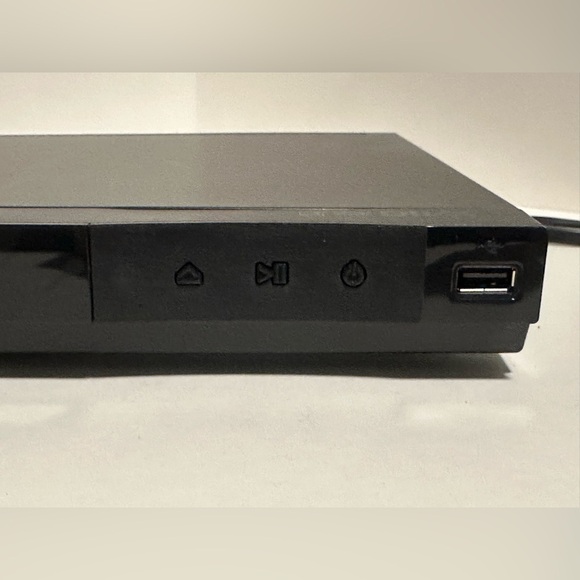 LG DVD Player with Remote - Picture 4 of 12